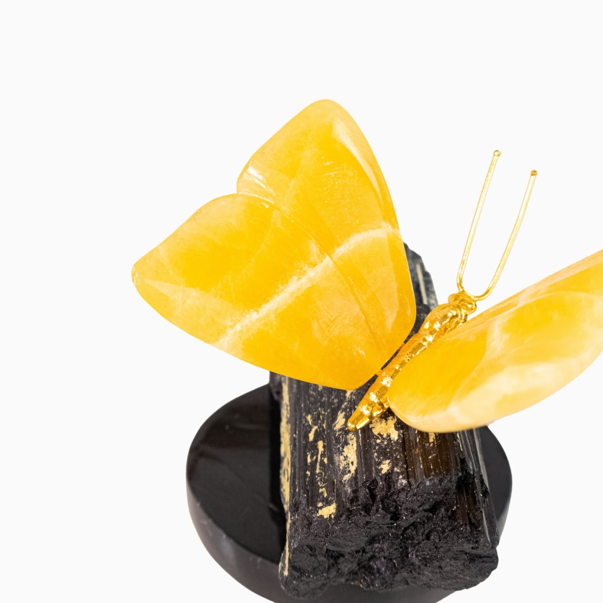 Borboleta Esculpida em Calcita Amarela na Base de Turmalina Negra 1,808 kg