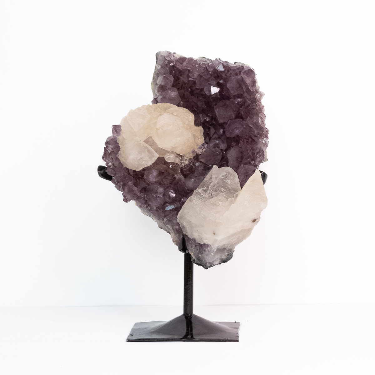 Druse d'Améthyste avec Inclusion de Calcite Dent-de-Lion Cristallisée sur Base Métal Noir 2,200 kg
