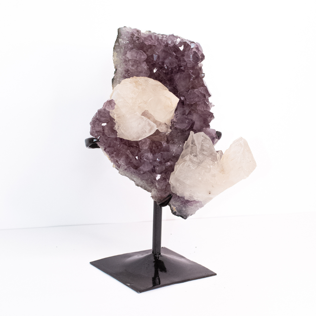 Druse d'Améthyste avec Inclusion de Calcite Dent-de-Lion Cristallisée sur Base Métal Noir 2,200 kg