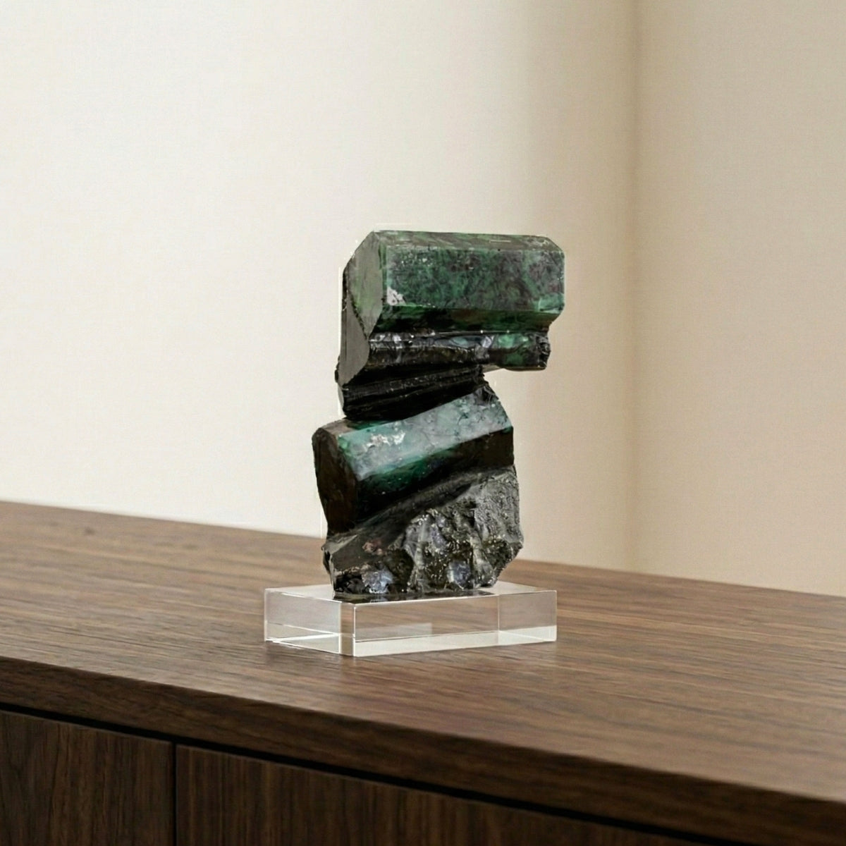 Pedra Esmeralda Extra Polida na Base Acrílica 824 gramas