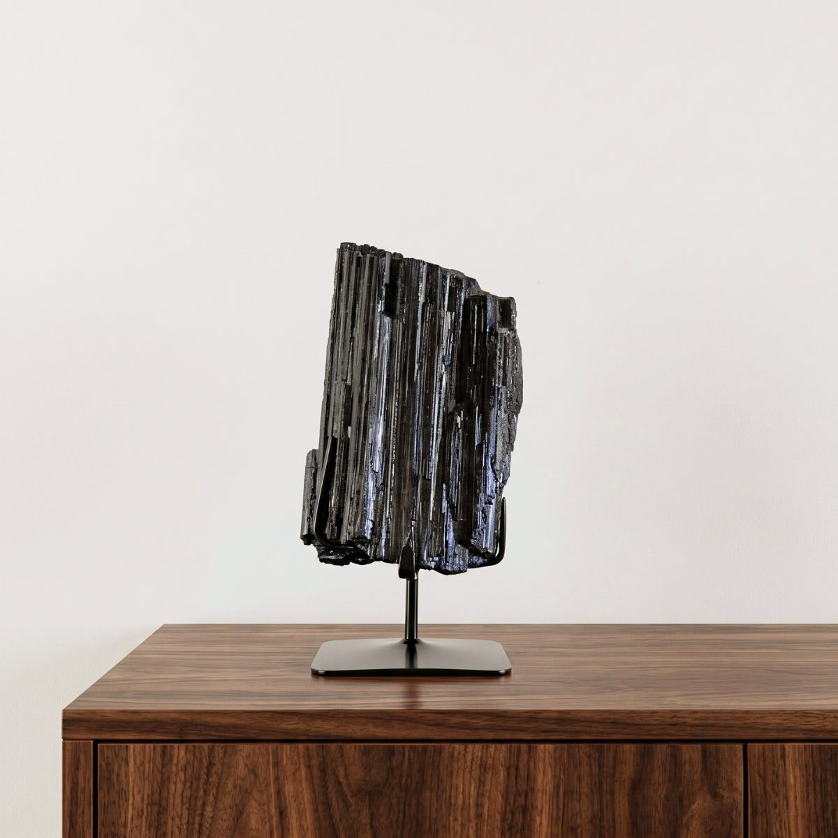 Pedra Turmalina Negra Bruta Grande na Base Metal Preto 10,550 kg