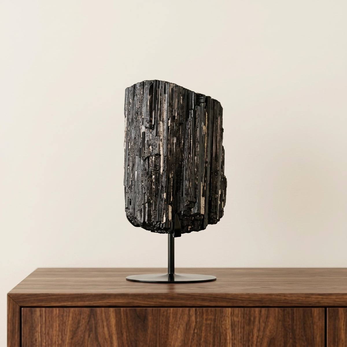 Pedra Turmalina Negra Bruta Grande na Base Metal Preto 16,200 kg