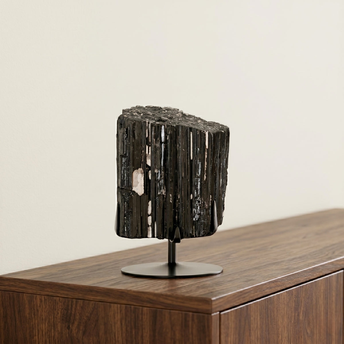 Pedra Turmalina Negra Bruta Grande na Base Metal Preto 4,580 kg
