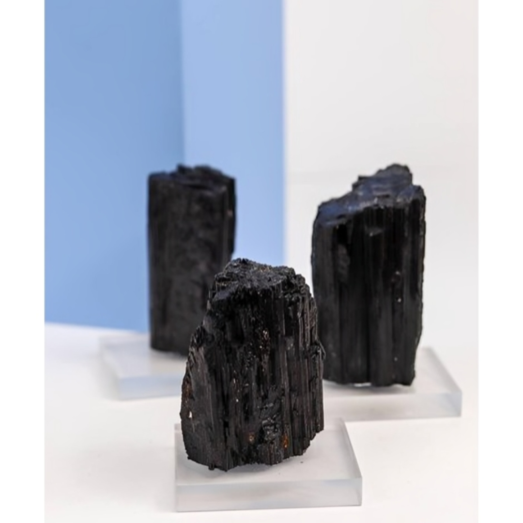 Tourmaline Noire Brute sur Petite Base Acrylique