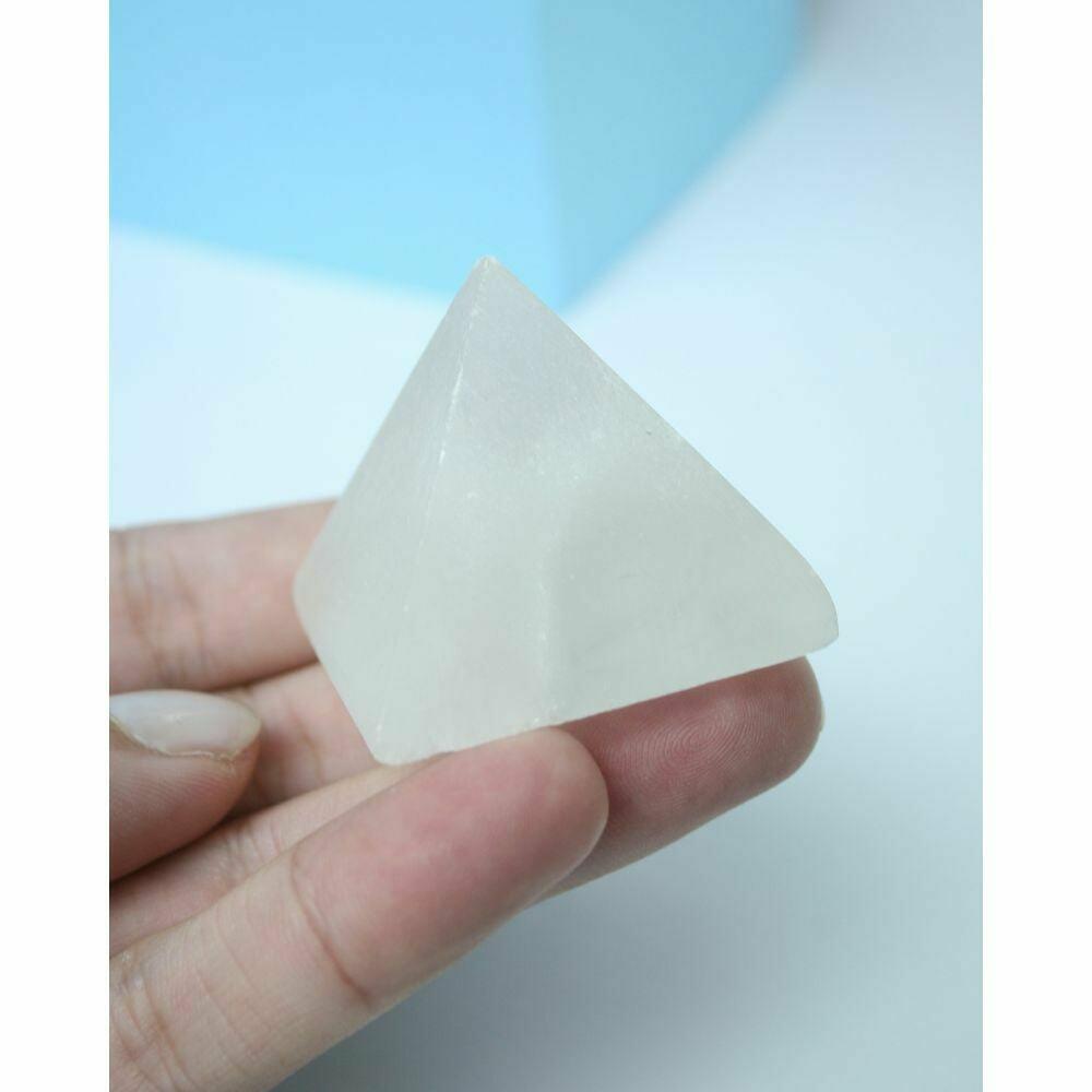 Pyramide Pierre Sélénite Blanche 60 à 70 Grammes