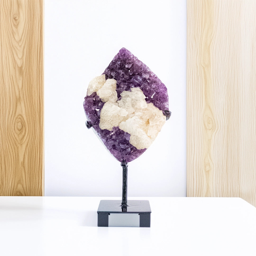 Druse d'Améthyste Extra avec Inclusions de Calcite et Rutiles Noirs sur Base Métal Noir – 3,170 kg