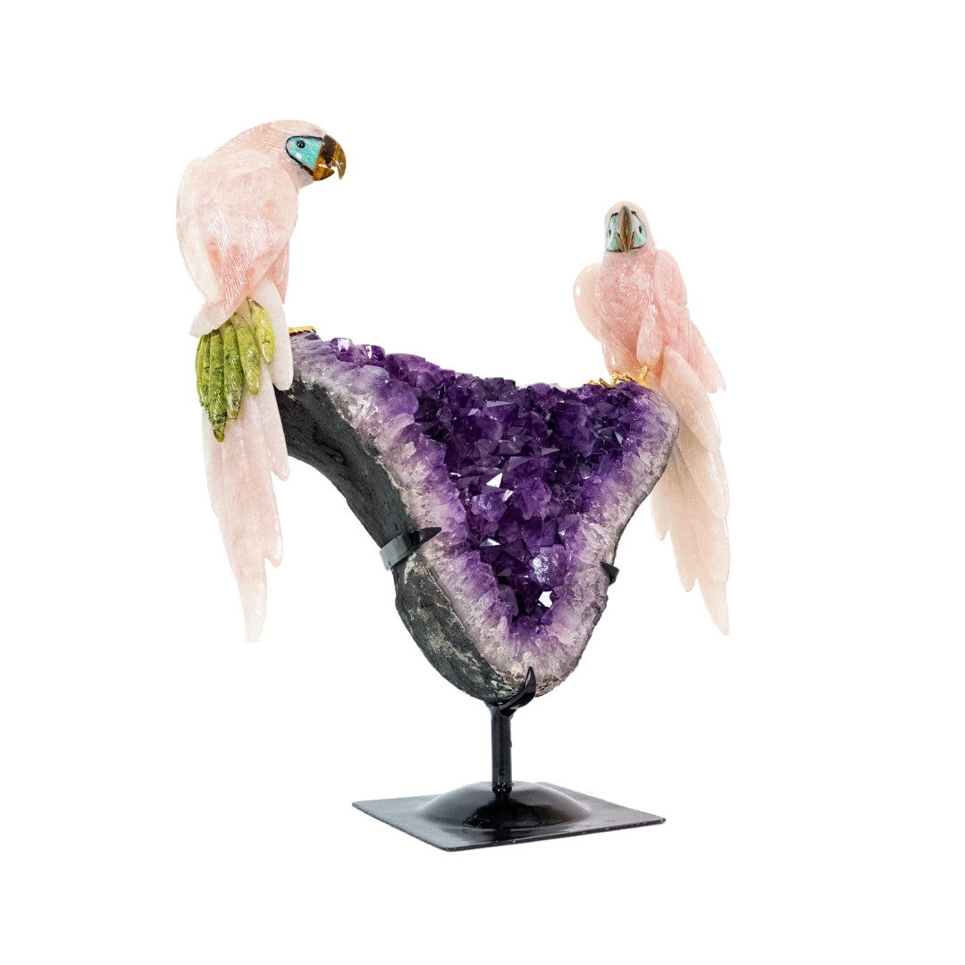 Escultura "Guacamayo Sagrado" en Cuarzo Rosa con Detalles en Serpentinita, Amazonita y Ojo de Tigre sobre Drusa de Amatista – 8,7kg