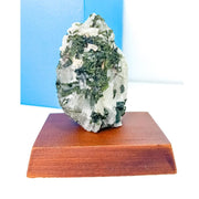 Turmalina Verde Na Matriz Base De Madeira 95 Gramas