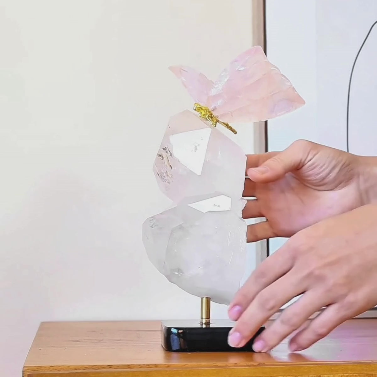Cargar vídeo: Mariposa Esculpida en Cuarzo Rosa sobre Drusa de Cristal Hialino Extra