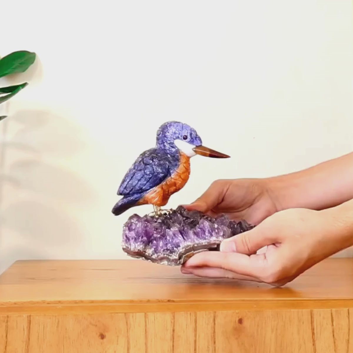 Cargar vídeo: Pássaro Martim-Pescador Esculpido em Sodalita e Calcita Orquídea Laranja na Drusa de Ametista