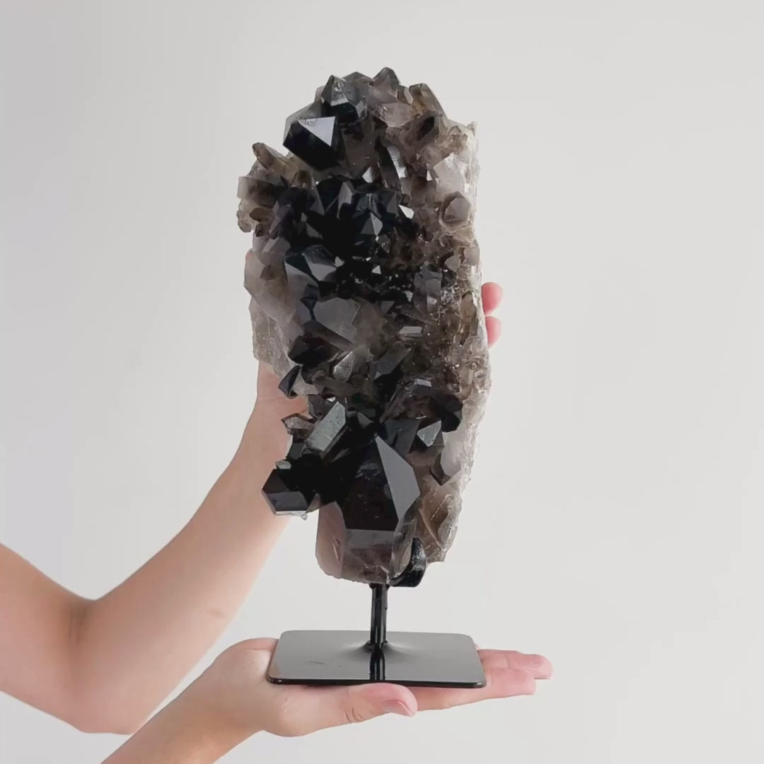 Cargar vídeo: Drusa de Cristal Ahumado Morion en Base Metal Negro 3,620 kg