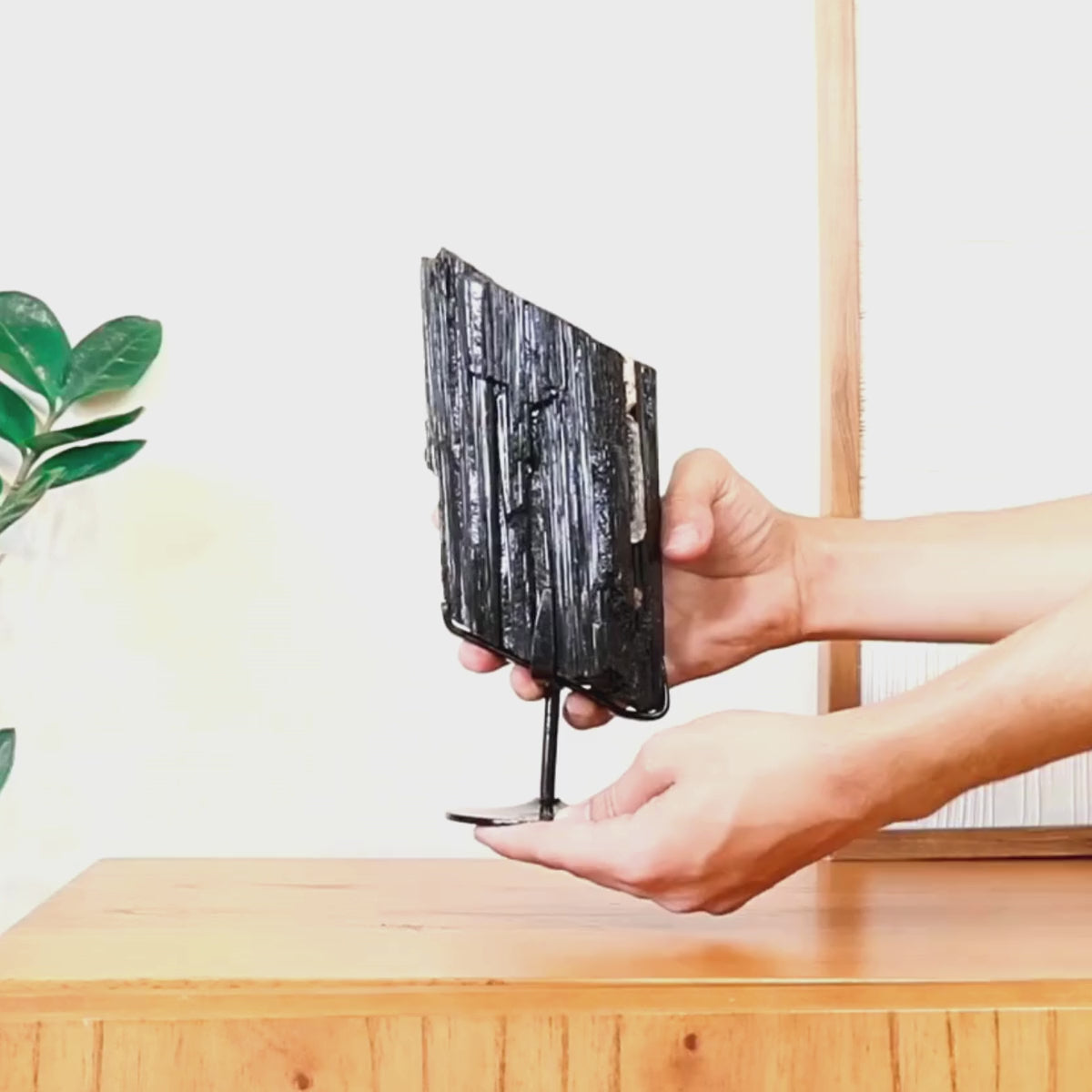 Carregar vídeo: Pedra Turmalina Negra Bruta na Base Metal Preto 1,894 kg